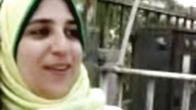 پسر فالوس یک هوشمند و مکیدن از یک مدل پورنو جوان می گیرد