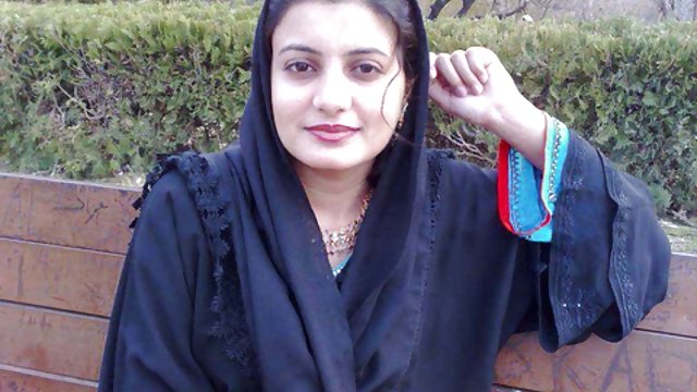 پسر از پاهای سکسی دوست دخترش بسیار هیجان زده بود و عضله اش را تلنگر زد، او را در گربه خرد کرد و به آرامی دیک خود را گرفت و بعد از رابطه جنسی به شدت دهانش را با انتهای سفید پر کرد
