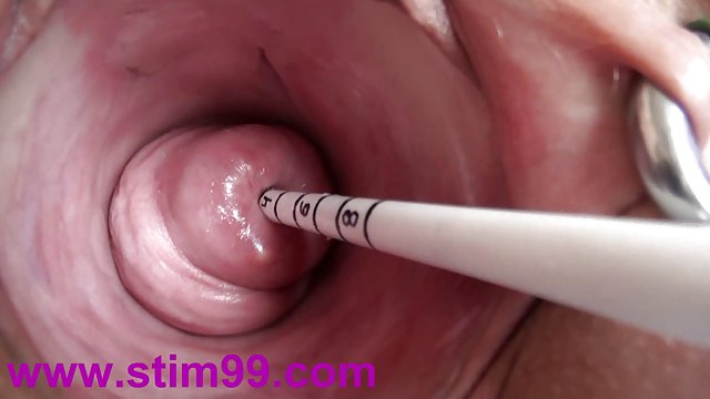 دختر زیبای بالغ با یک الاغ دور و مشاعره بزرگ هدیه ای به پدربزرگ عزیزش می دهد، پس از دوش گرفتن به او هدیه می دهد